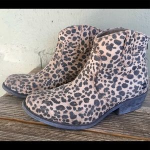 Womens leopard Billabong ankle boots